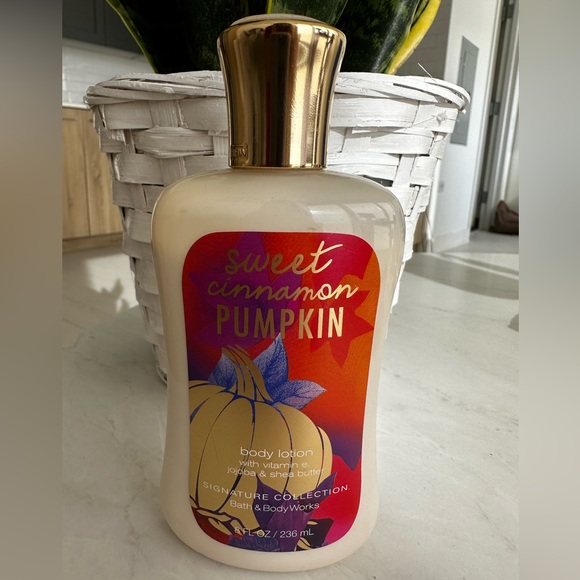 Bath & Body Works Sweet Cinnamon Pumpkin Signature Collection Body Lotion - Picture 1 of 3